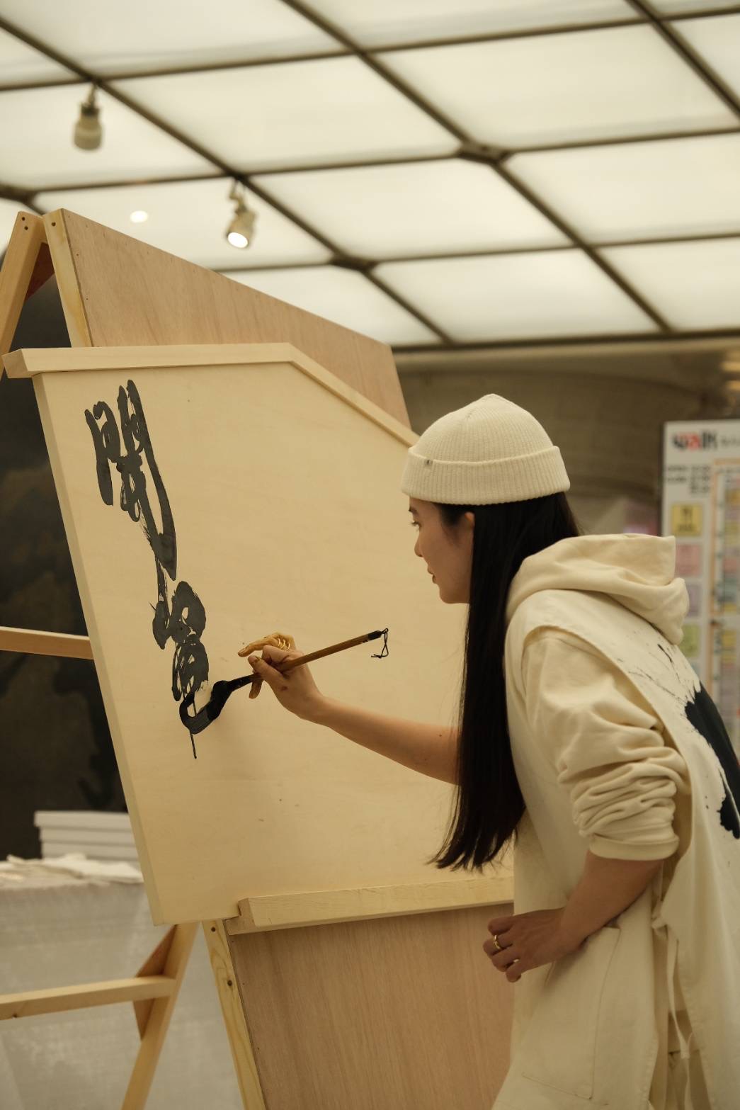 なんばウォークにて新年の書のライブパフォーマンス